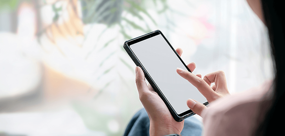 スマホで写真を撮る様子