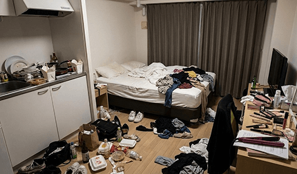 作業前の散らかった部屋